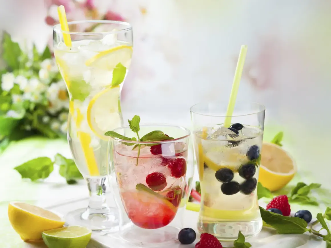 Erfrischende hausgemachte Limonade mit Zitrone, Beeren und Minze. Perfekt zum limonade selber machen an heißen Tagen.