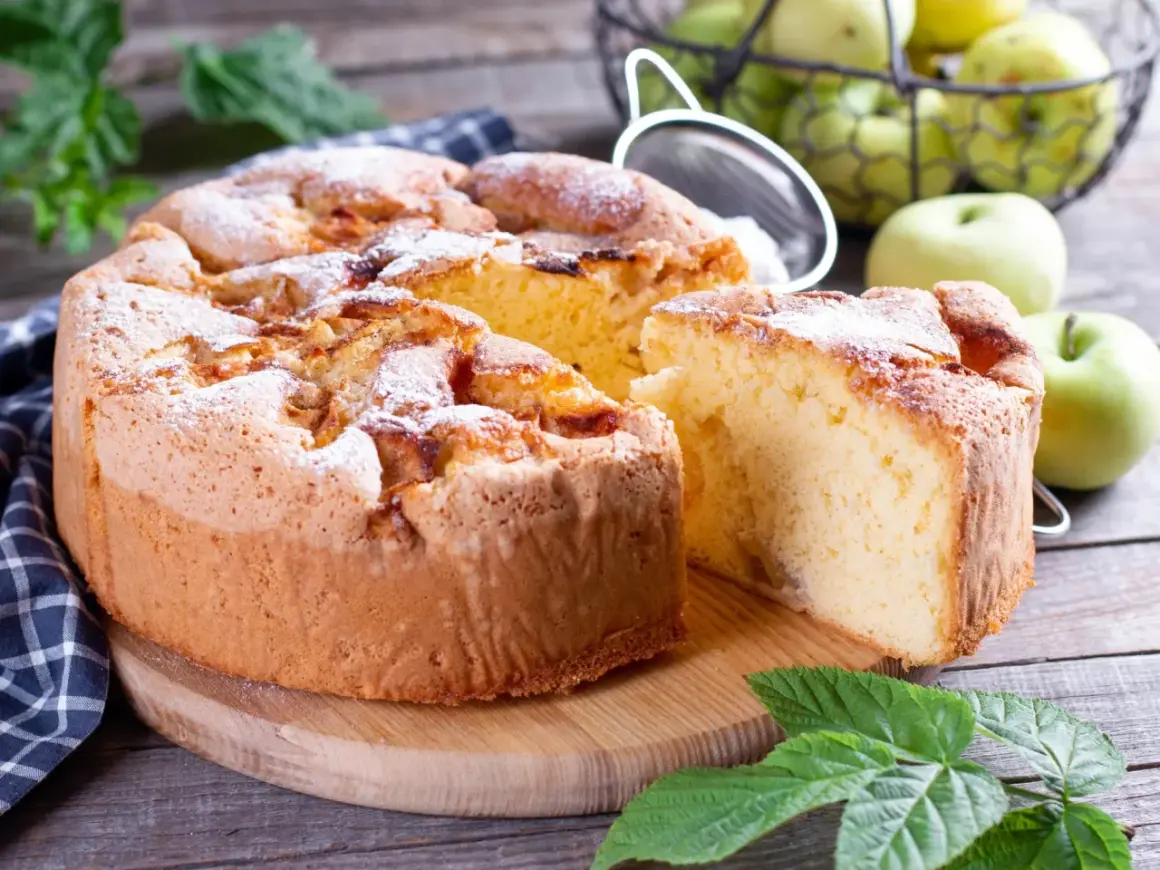 Saftiger Apfelkuchen, bestäubt mit Puderzucker. Ein Genuss für alle, die Kuchen ohne Zucker lieben.