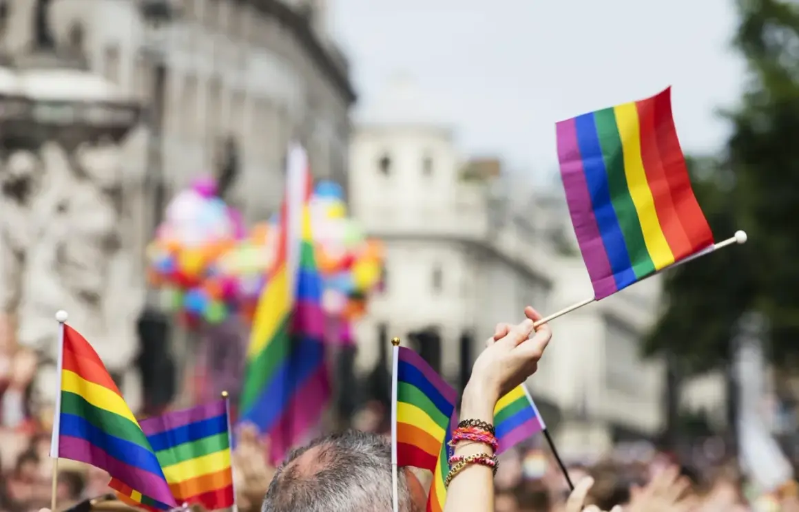Bandiere arcobaleno sventolano in una parata, un simbolo di orgoglio che risuona anche nei locali gay di Monaco di Baviera.