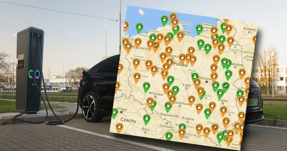 Mapa Polski z zaznaczonymi punktami ładowania samochodów elektrycznych. Czarny SUV podłączony do ładowarki.