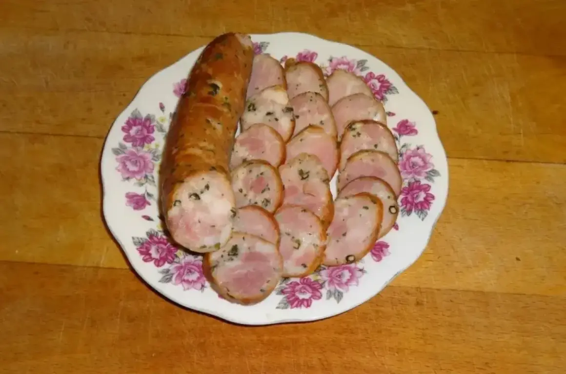 Kiełbasa drwala przepis: pokrojona w plastry, aromatyczna kiełbasa na talerzu z kwiatowym wzorem. Idealna na grilla lub jako dodatek do dania.