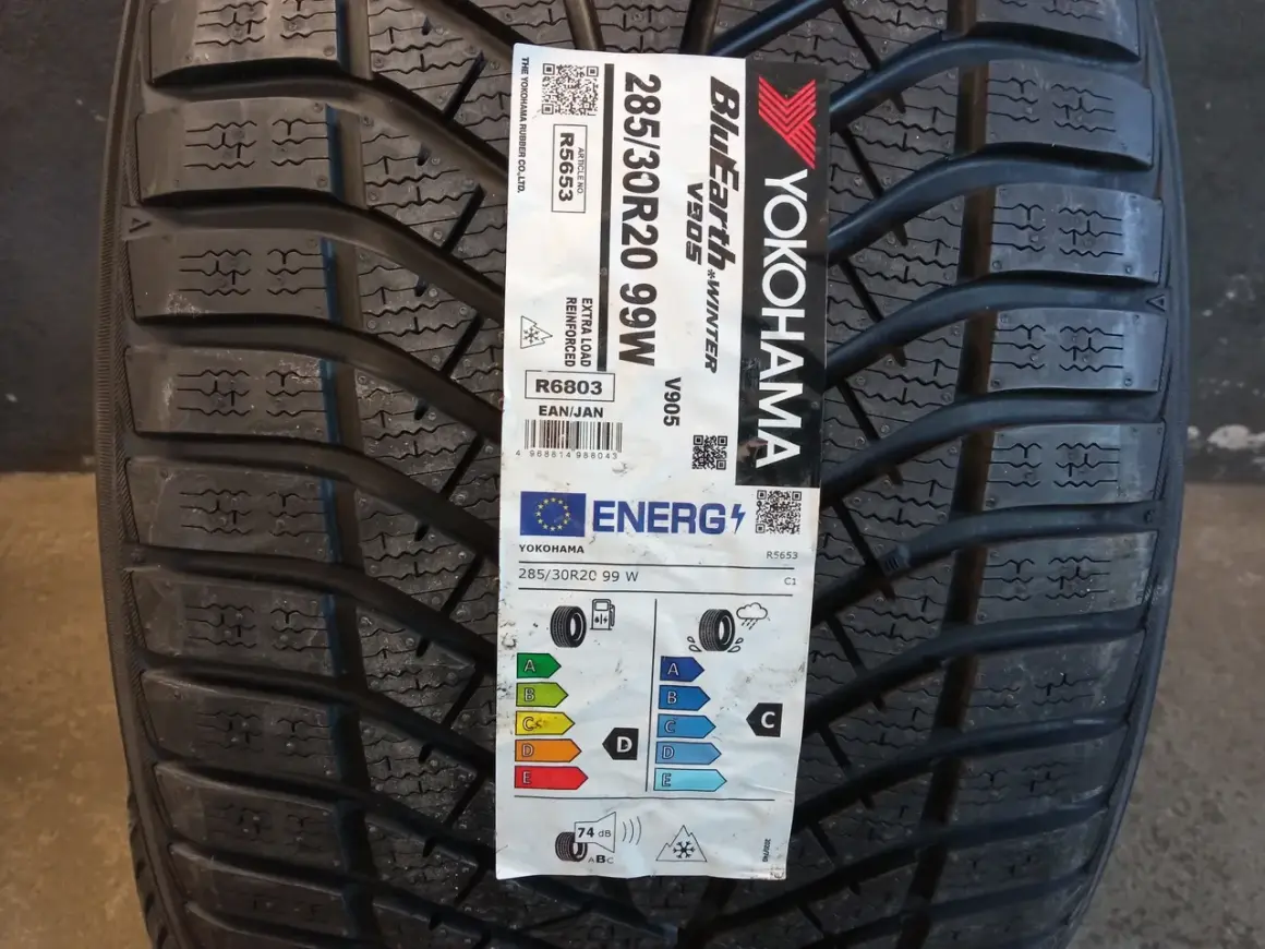 Opony zimowe Yokohama BluEarth V905 285/30R20 99W. Sprawdź opinie i parametry na etykiecie energetycznej.