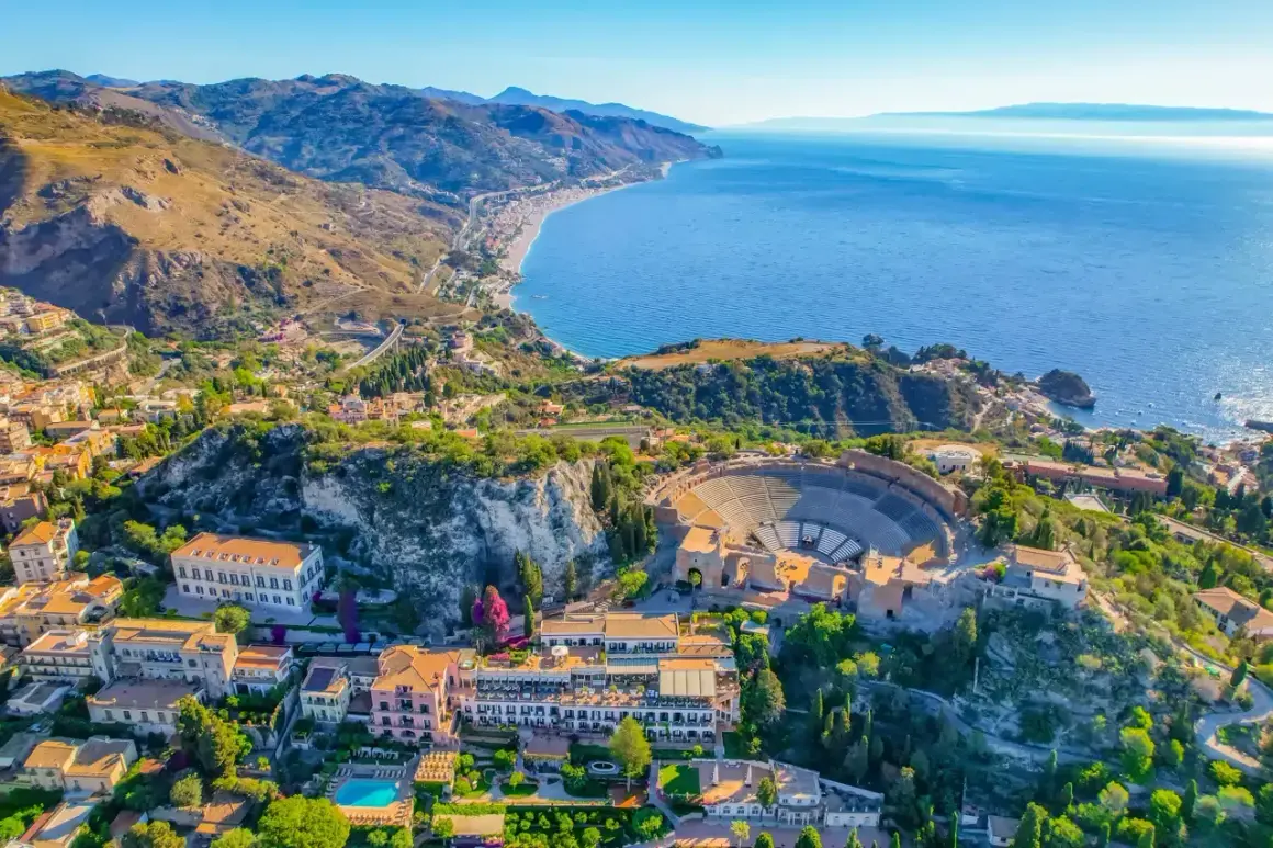 El Teatro Griego de Taormina, con el mar azul y la costa al fondo, es lo mejor de Sicilia.