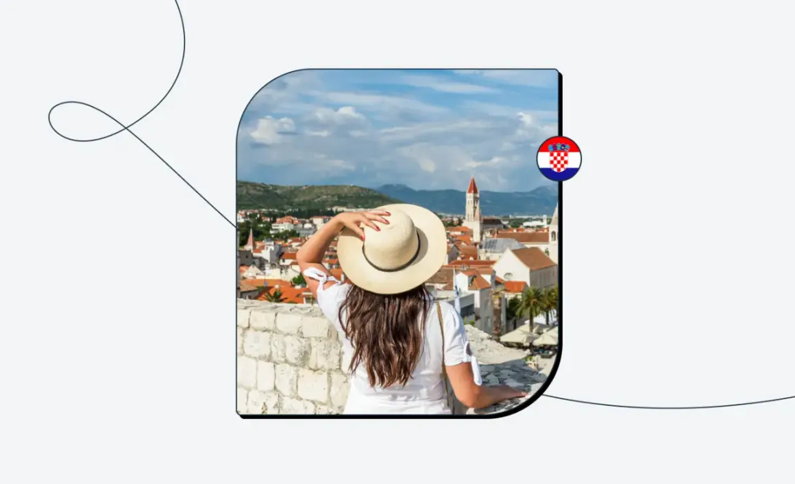 Kobieta w kapeluszu podziwia widok na chorwackie miasto. Czy do Chorwacji potrzebny jest paszport? Sprawdź!