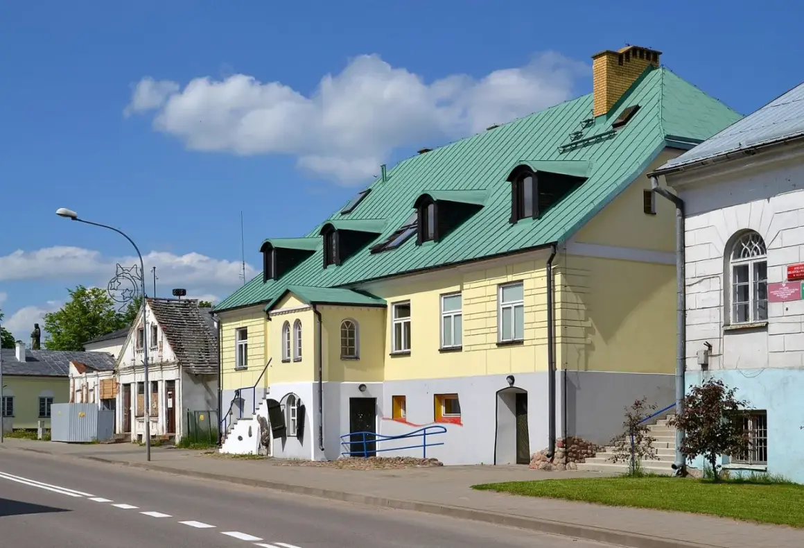 Kolorowe kamienice w Sejnach, z zielonymi dachami i licznymi oknami, tworzą urokliwy krajobraz. To jedne z wielu atrakcji Sejn.