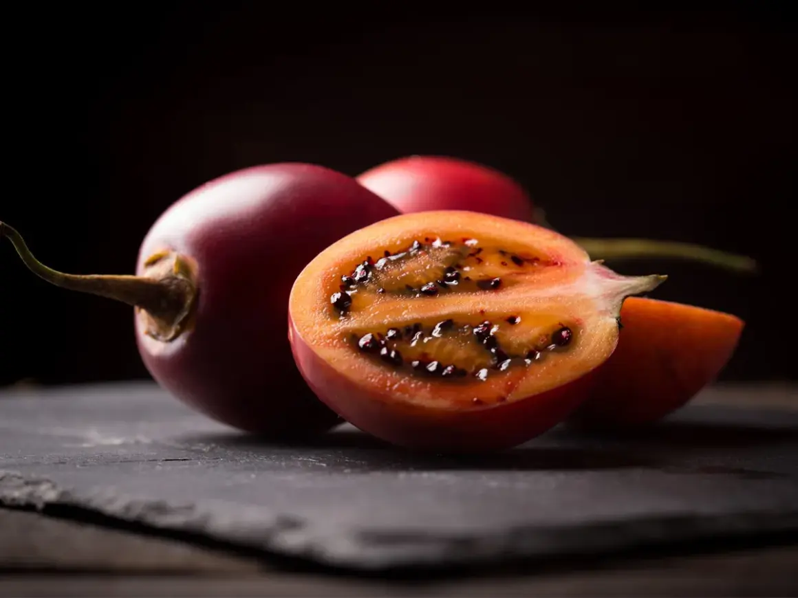 Tamarillo jak jeść? Pokrojone na pół, z widocznym miąższem i czarnymi nasionami, zachęca do spróbowania.