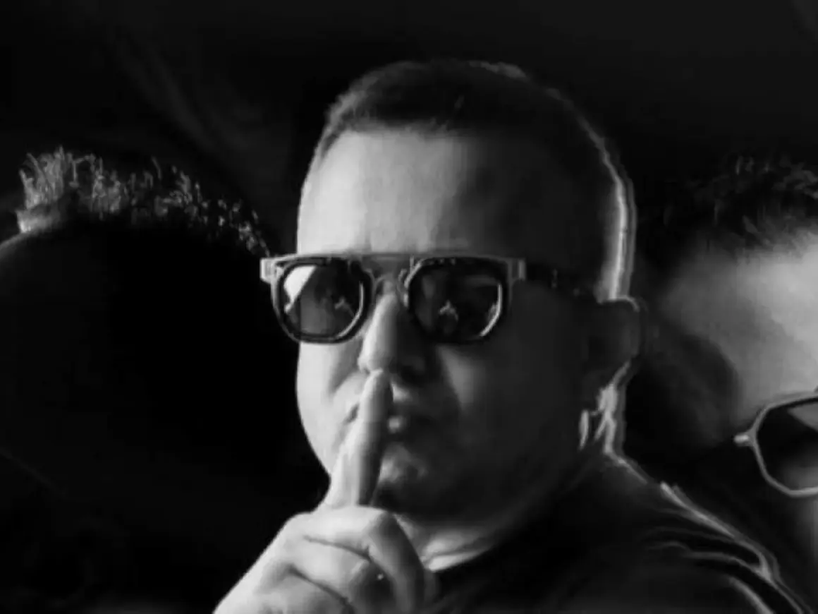 Dj Diesel w okularach z palcem na ustach, sugeruje ciszę przed nadchodzącym hitem.