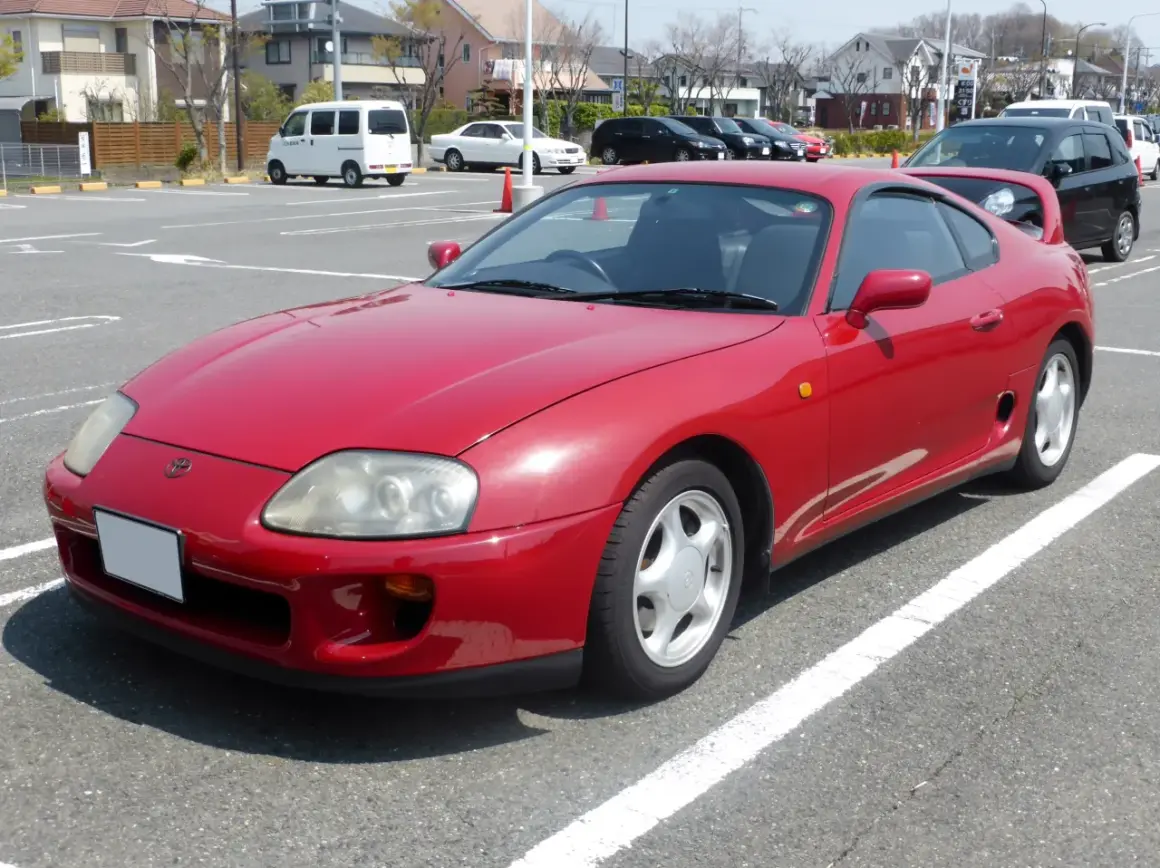 Czerwona Toyota Supra, sportowe coupe, które budzi pytania: toyota supra ile ma koni?
