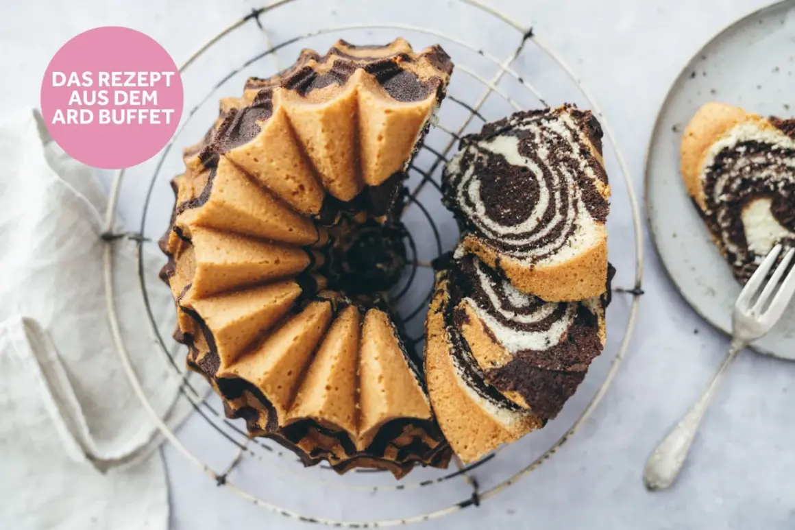 Ein köstlicher Zebrakuchen, perfekt für das nächste Kaffeekränzchen. Dieses Zebrakuchen Rezept ist ein Klassiker!