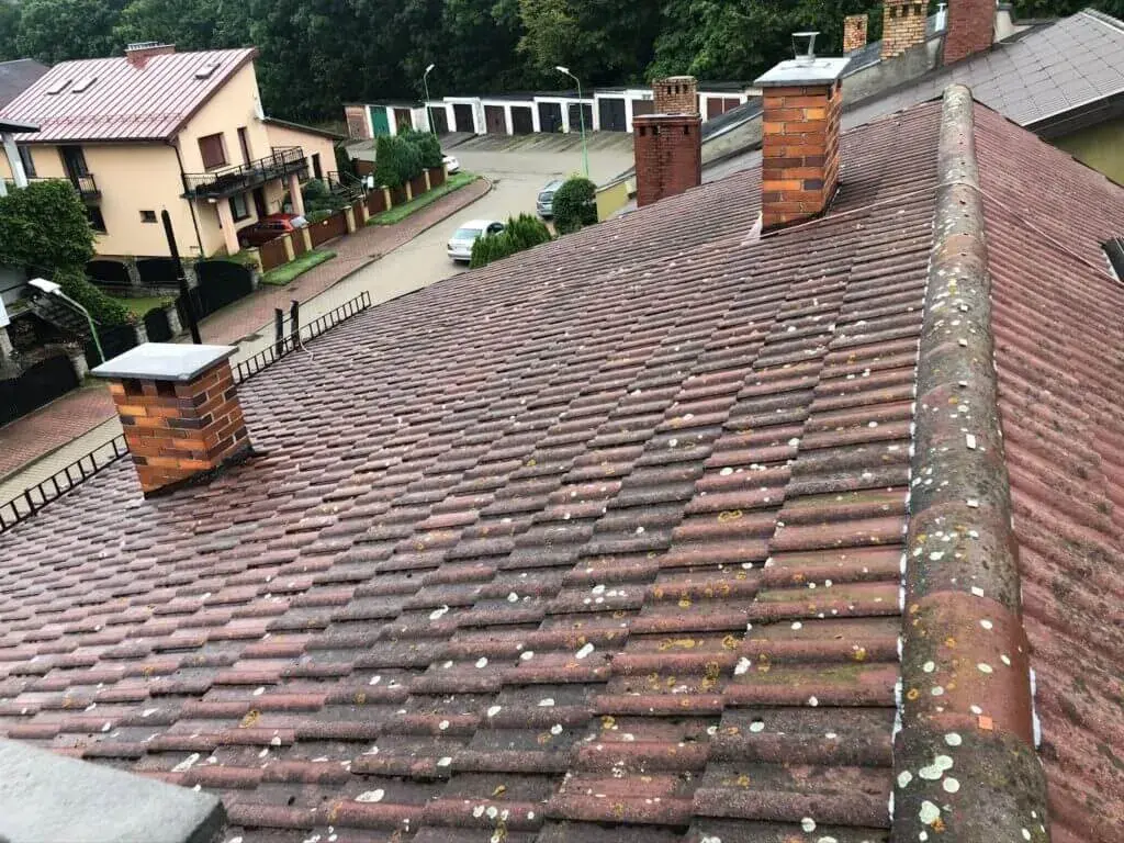 Jak skutecznie umyć dachówkę ceramiczną bez jej uszkodzenia