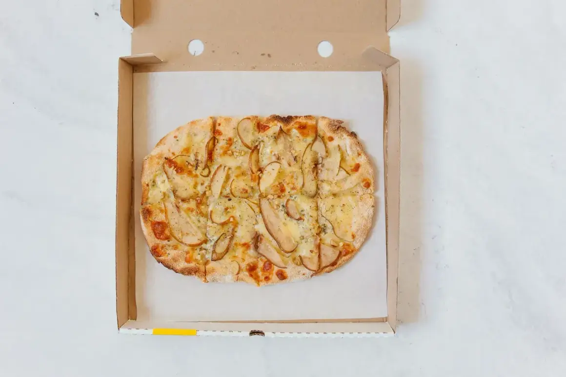 Pizza z gruszką i serem w pudełku. Czy pizza to fast food? Ta wygląda wykwintnie!