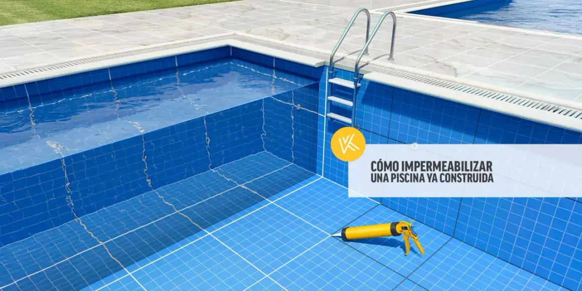 Piscina con escaleras y pistola de masilla, lista para impermeabilizar piscina con mortero.