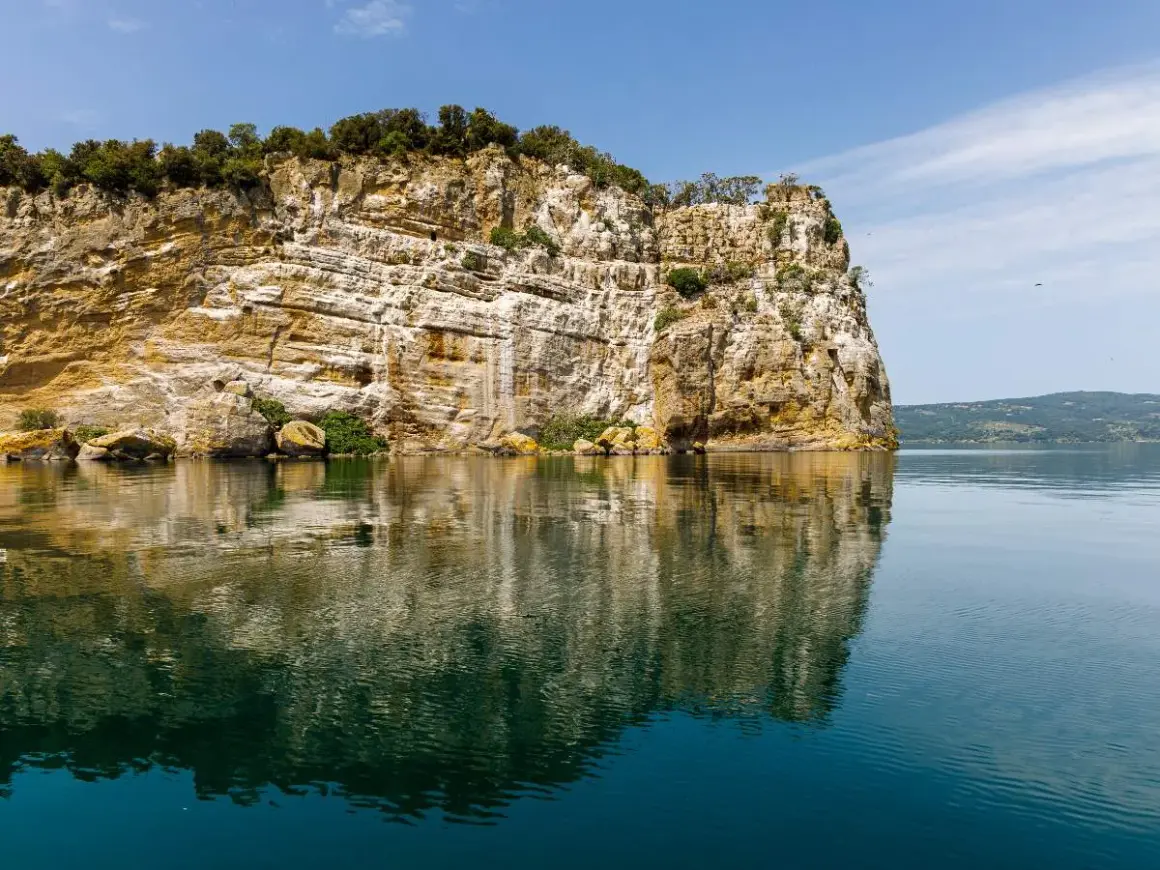Scogliera imponente sul Lago di Bolsena, che ci ricorda che origine ha il lago di Bolsena: un cratere vulcanico.
