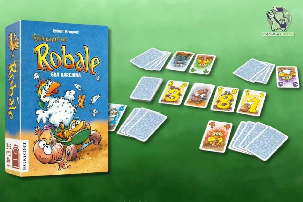 Gra karciana "Polowanie na Robale". Kura na deskorolce goni robaki. Karty z numerami i zabawnymi postaciami leżą na zielonym tle.
