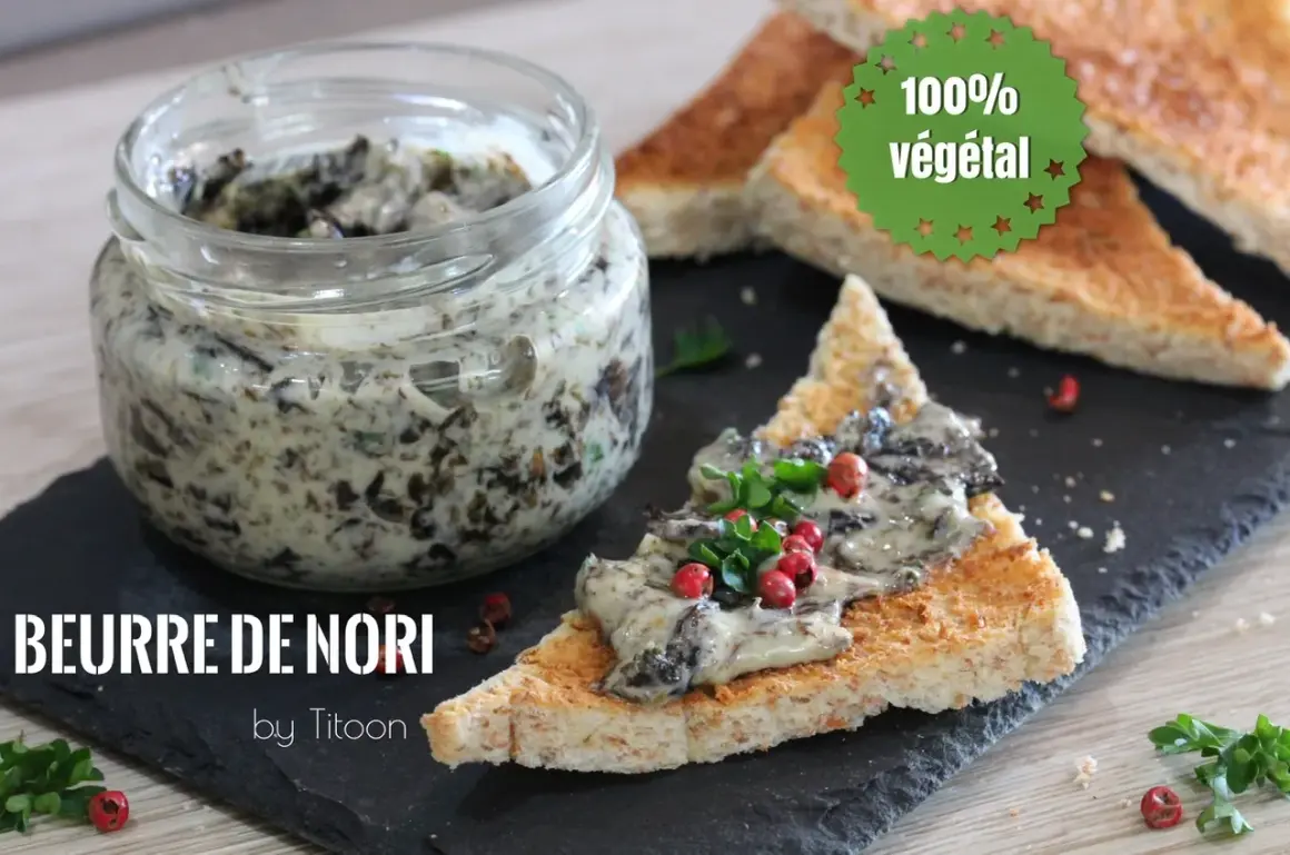 Un pot de beurre aux algues nori, prêt à être tartiné sur des toasts grillés. Une touche végétale pour un apéritif savoureux.
