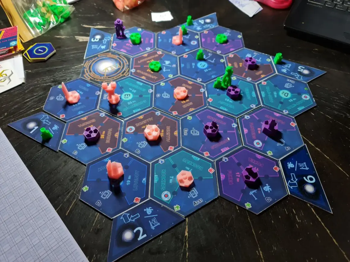 Ein Weltraum-Brettspiel, das aussieht, als wäre es ein Kandidat für die board game geek top 100. Bunte Spielfiguren auf hexagonalen Feldern.