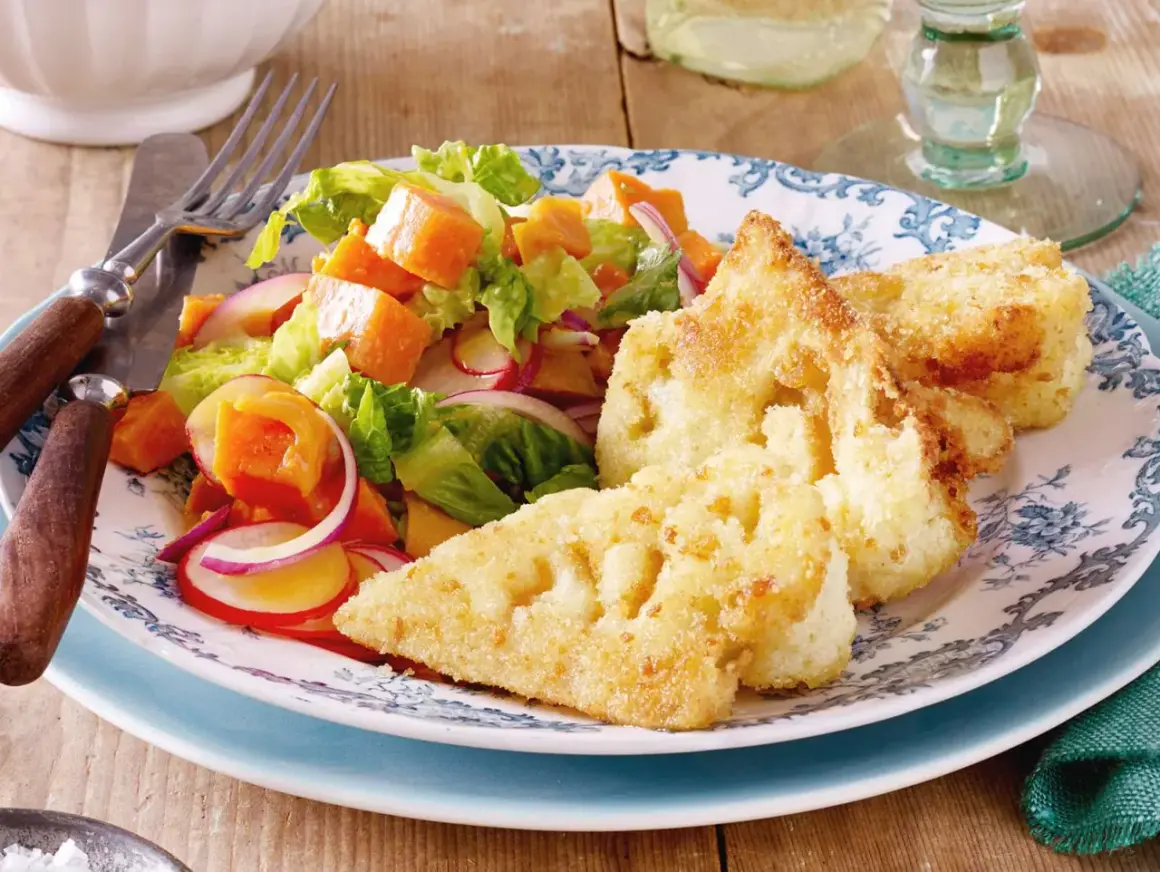 Knuspriges Blumenkohl Schnitzel mit einem bunten Salat aus Kürbis, Radieschen und roten Zwiebeln auf einem blumengemusterten Teller.