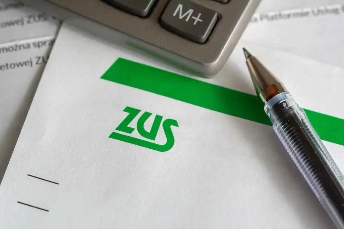 Kalkulator i długopis nad dokumentem ZUS. Zastanawiasz się, ile emerytury po 40 latach pracy?