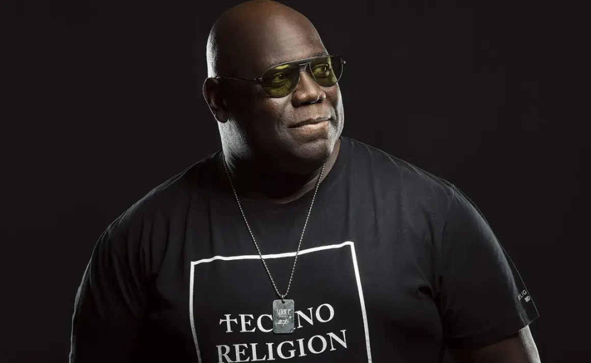 Carl Cox, icona della techno, indossa una maglietta con la scritta "Techno Religion". Le sue canzoni sono un inno alla musica elettronica.