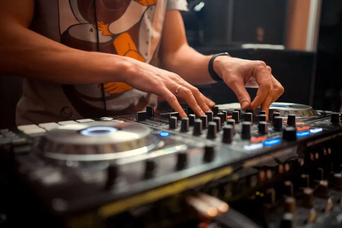 DJ na wesele: Ile kosztuje? Uniknij ukrytych opłat!