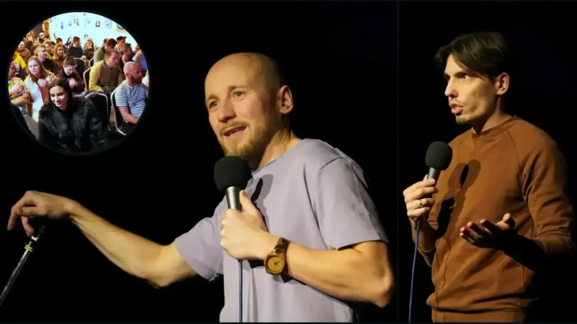 Damian Skóra stand up na scenie, rozbawiając publiczność. W tle widać fragment widowni.