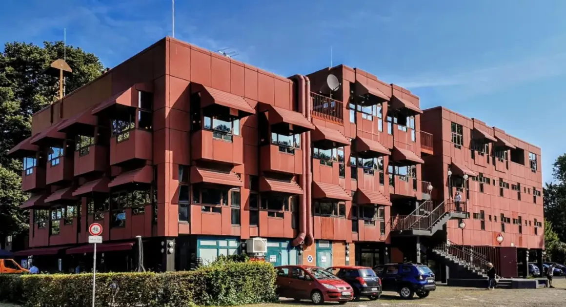 Rotes Gebäude mit markanten Fensterüberdachungen. Vielleicht das Zentrum für das bergischer löwe programm?