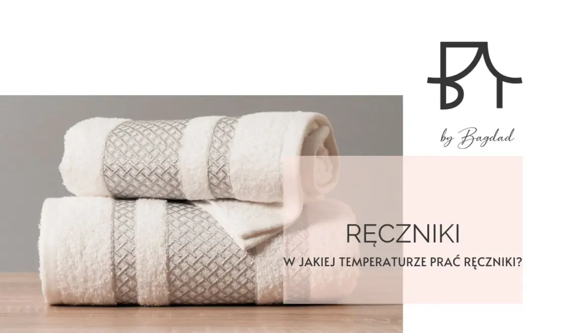 Stos białych ręczników z ozdobnym wzorem. W jakiej temperaturze prać ręczniki, by były jak nowe?
