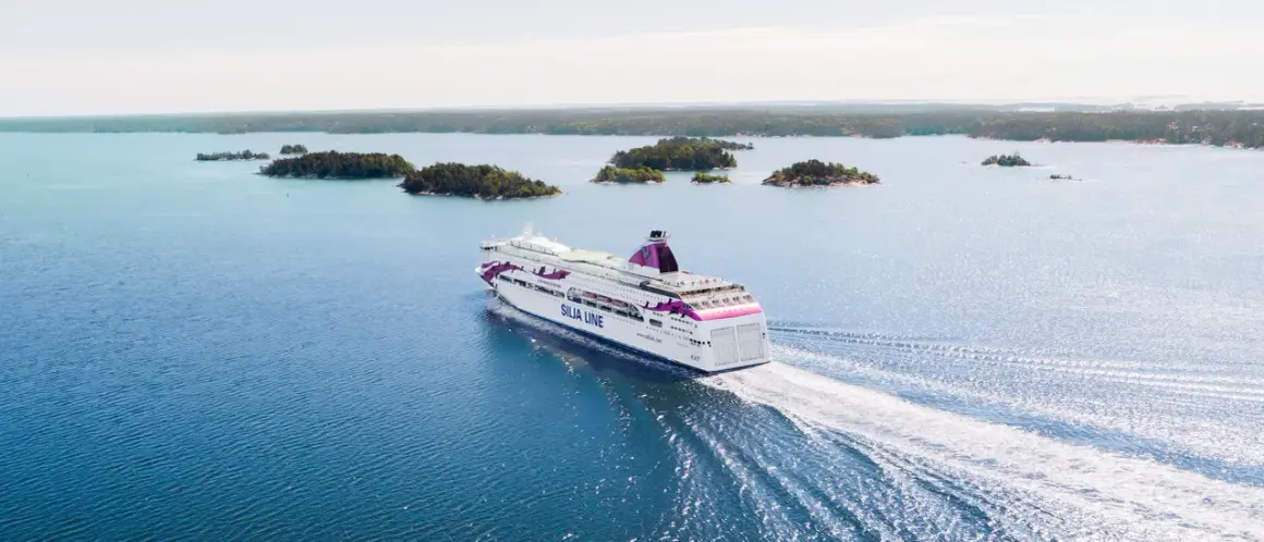 En stor färja från Silja Line glider fram genom ett vackert skärgårdslandskap. En perfekt start på en 24 timmars kryssning.