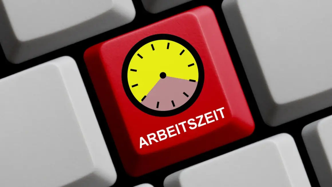 Rote Taste mit Uhr und "ARBEITSZEIT" Schriftzug, symbolisiert die Zeit im Metallgewerbe.