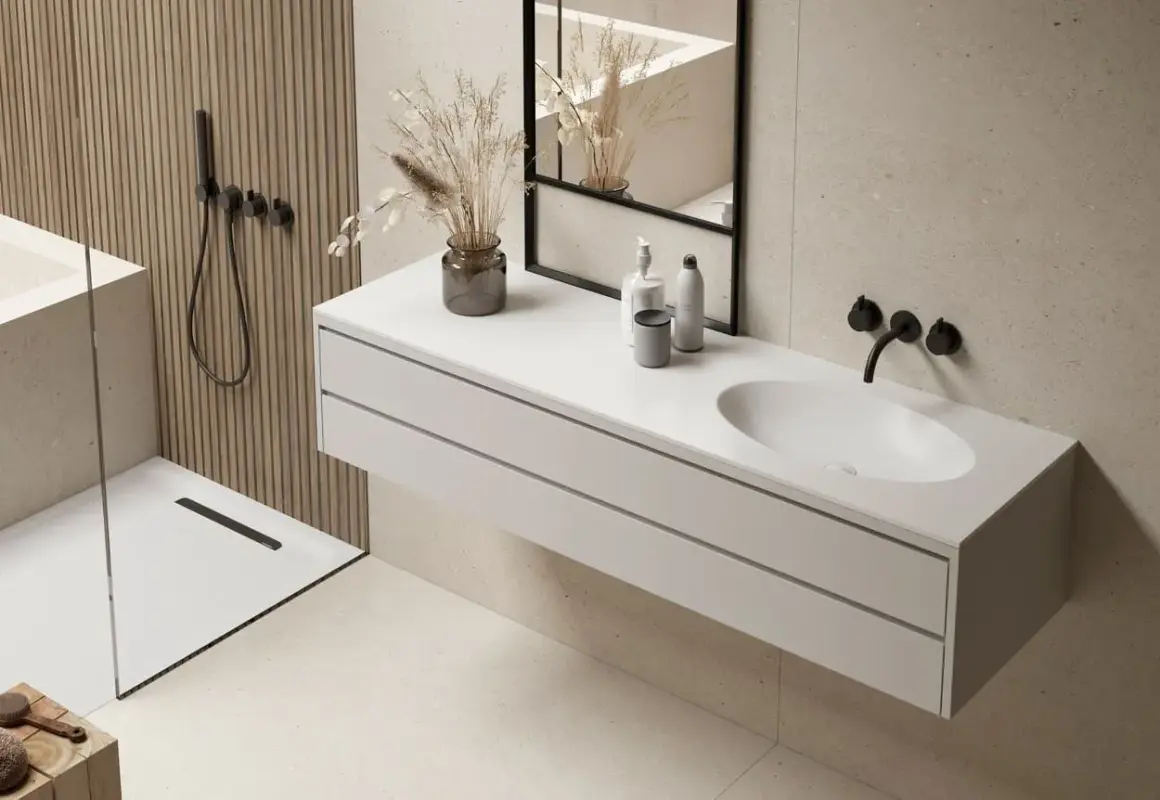 Installation lavabo moderne suspendu, avec robinetterie noire et miroir. Douche et murs texturés complètent l'ambiance.