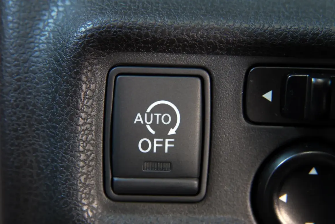 Przycisk "AUTO OFF" w samochodzie, który pozwala na wyłączenie start-stop na stałe.