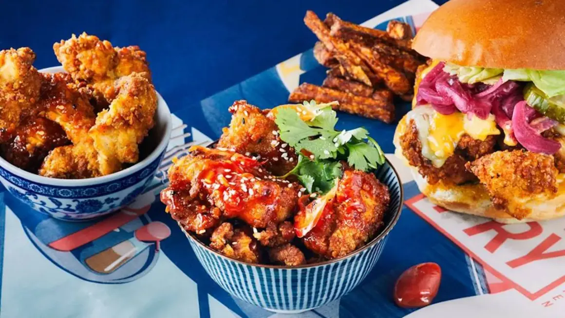 Un festin de poulet frit parisien : bouchées croustillantes, burger gourmand et frites de patate douce.
