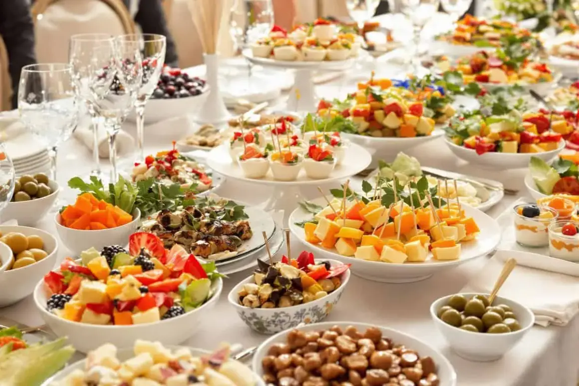 Un aperitif dinatoire que faire ? Une table garnie de salades de fruits, brochettes de fromage, olives, et autres délices pour un repas convivial.