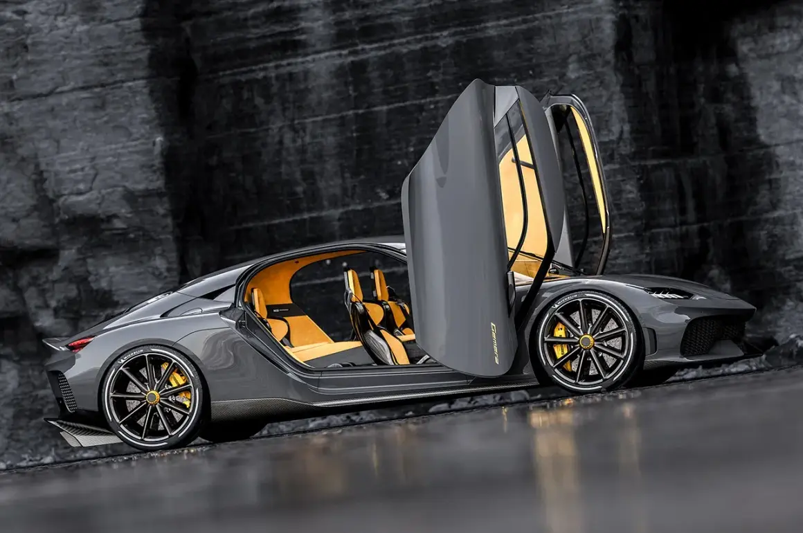 Szary Koenigsegg Gemera z otwartymi drzwiami, żółtym wnętrzem i złotymi zaciskami hamulcowymi. Czy to najszybsze auto na świecie?
