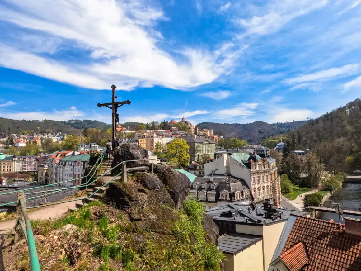 Krzyż na wzgórzu z widokiem na miasto. Karlowe Wary atrakcje oferują piękne panoramy i zabytki.