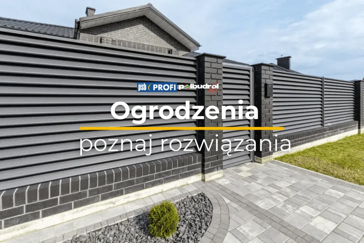 Nowoczesny, ciemnoszary płot stalowy z ceglanymi słupkami. Poznaj rozwiązania ogrodzeniowe.