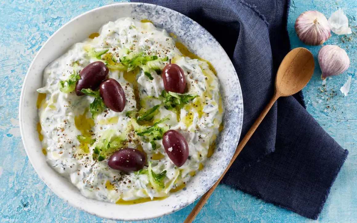 Krämig tzatziki med gurka, oliver och olivolja. Ett perfekt tzatziki recept för sommaren.