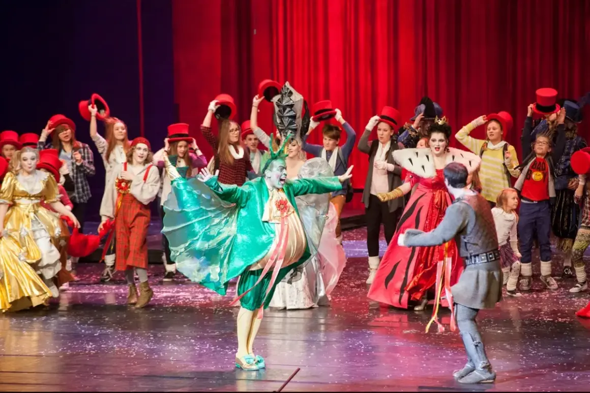 Spektakle teatr online: Odkryj najlepsze występy w sieci teraz