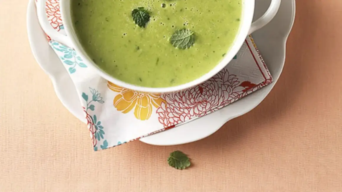Grüne Suppe mit Minze, perfekt für leichte Rezepte mit Zitronenmelisse.