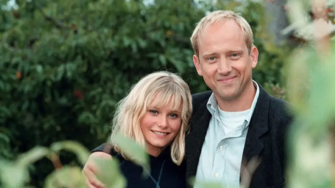 Ebba Hultkvist Stragne med sitt barn, en glad stund utomhus bland grönska.