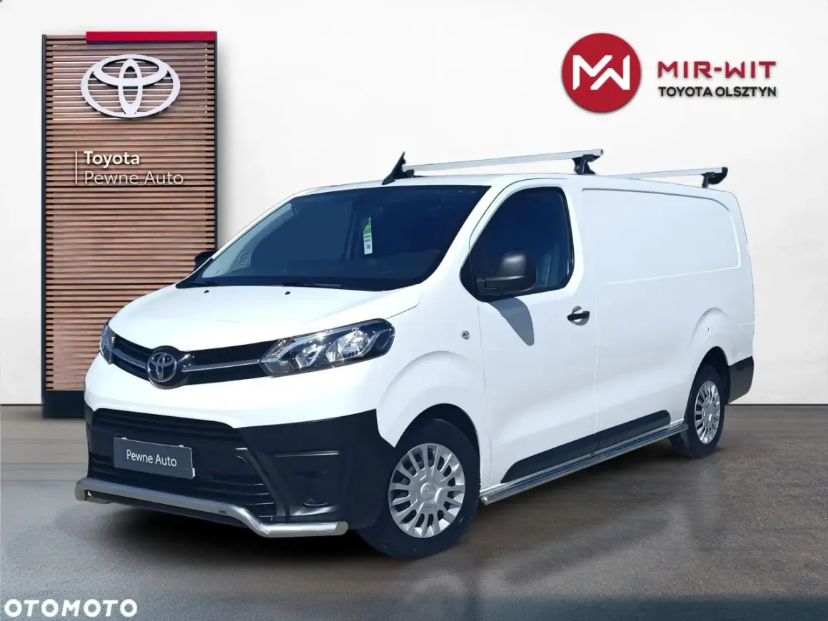 Biały van Toyota Proace 2021 z relingami dachowymi i osłoną zderzaka, gotowy do pracy.