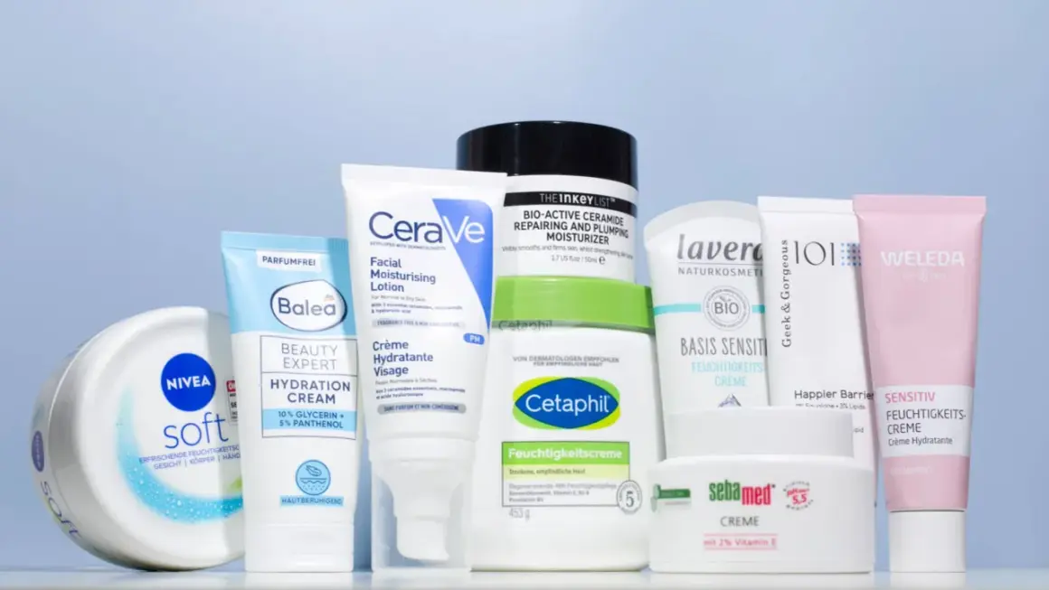 Eine Auswahl an Feuchtigkeitscremes, darunter Nivea Soft, Balea, CeraVe, Cetaphil und Weleda. Diese moisturizer deutsch Produkte versprechen intensive Pflege.