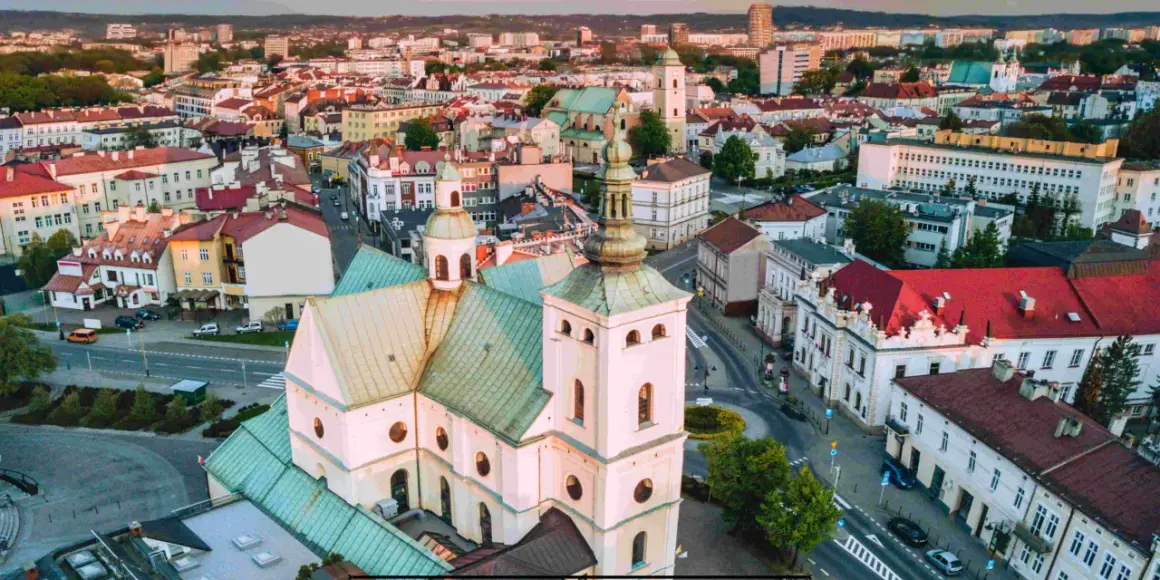 Widok z lotu ptaka na Rzeszów, z dominującym kościołem i zabytkową zabudową. Odkryj nietypowe miejsca w Rzeszowie.