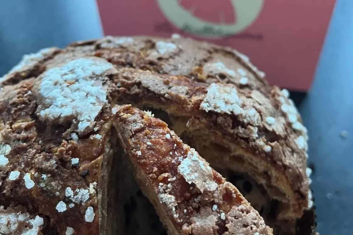 Un delicioso panettone con trozos de chocolate, listo para ser disfrutado. Así se come el panettone, en rebanadas esponjosas.