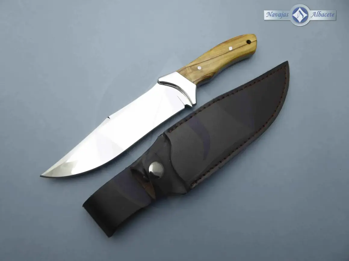 Cuchillo de caza con mango de madera y funda de cuero, un ejemplo de la calidad del inox Albacete.