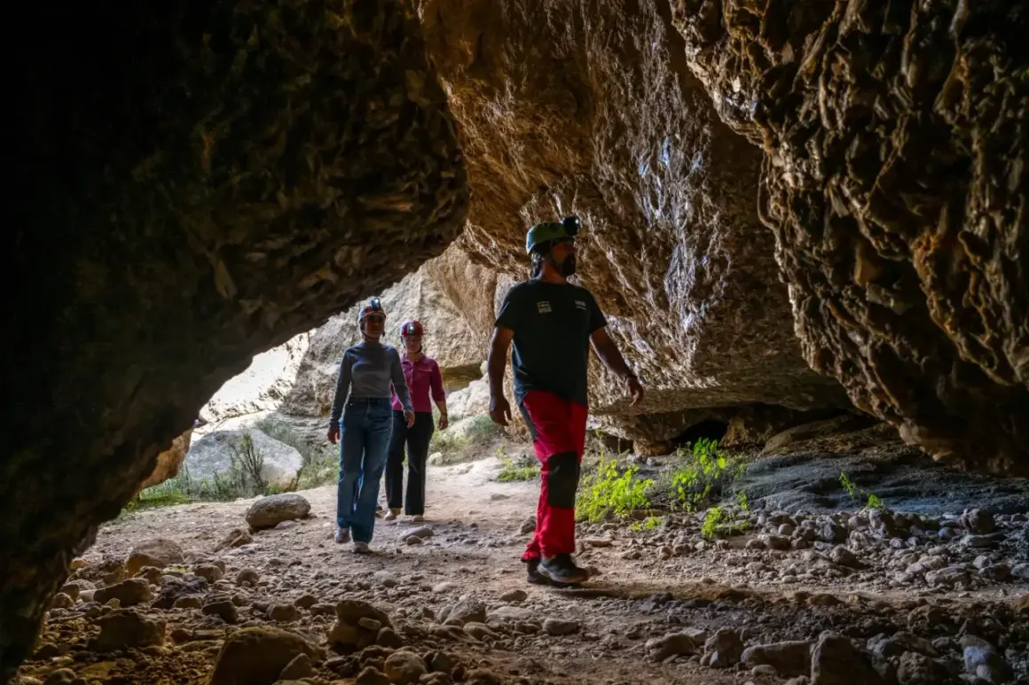 Exploradores caminan por el interior de una cueva, admirando el karst en yesos de Sorbas.