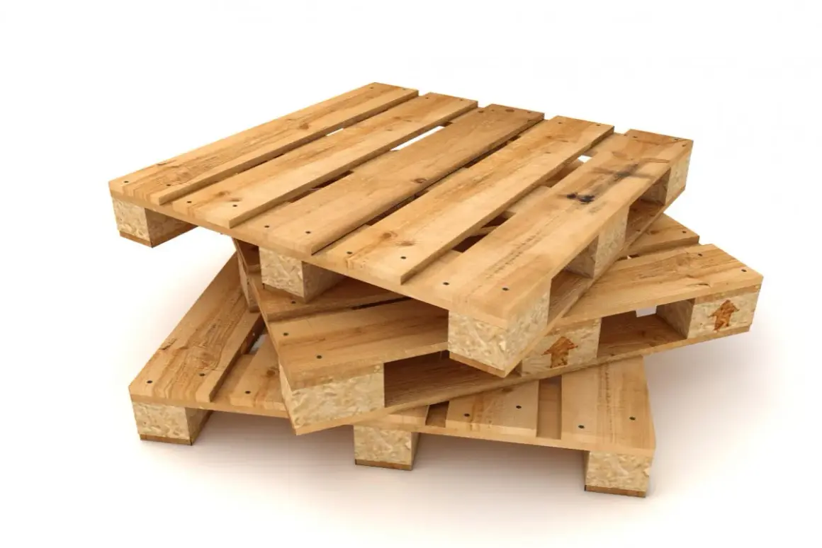 Empilement de palettes en bois brut, prêtes à être poncées pour un nouveau projet.