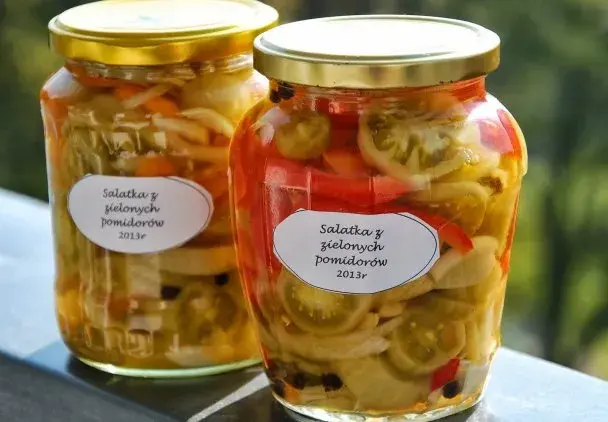 Sałatka z zielonych pomidorów: Prosty przepis na zimę (krok po kroku)