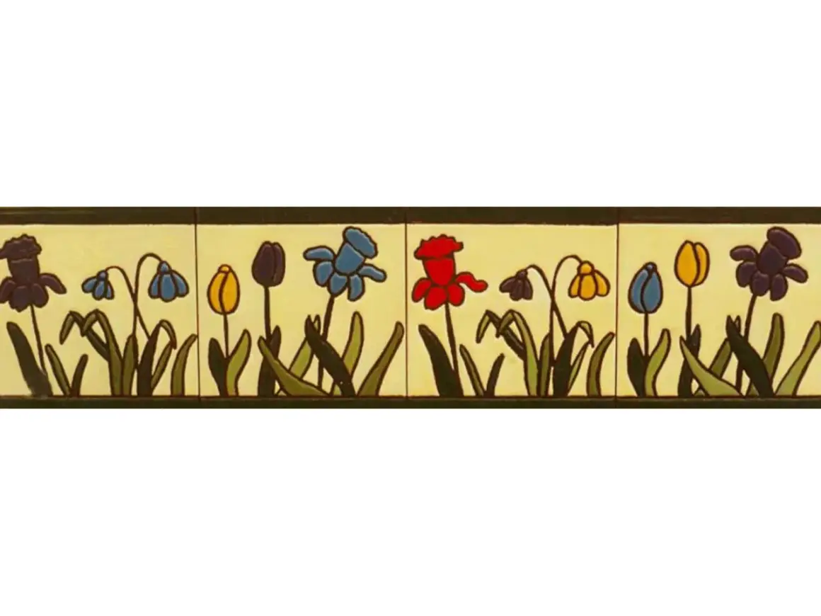 Una cenefa que es un borde decorativo con flores de estilo rústico en tonos morado, azul, amarillo y rojo, sobre un fondo crema.