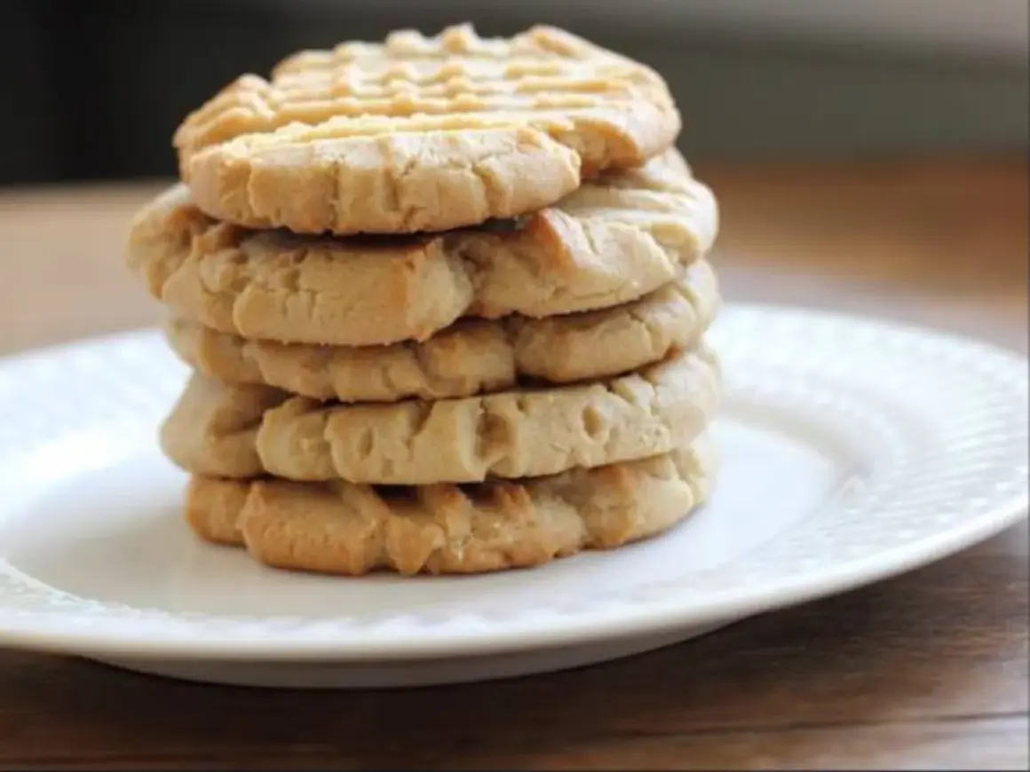 Una pila de galletas de mantequilla de maní, algunas de las galletas más famosas, en un plato blanco.